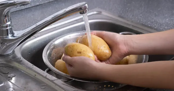 اغسل بطاطسك أولًا عشان تتجنب التلوث