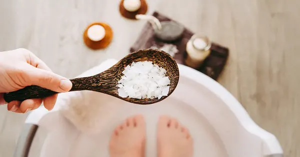 عندك ظفر قدم مغروس؟ جرب هالعلاجات المنزلية